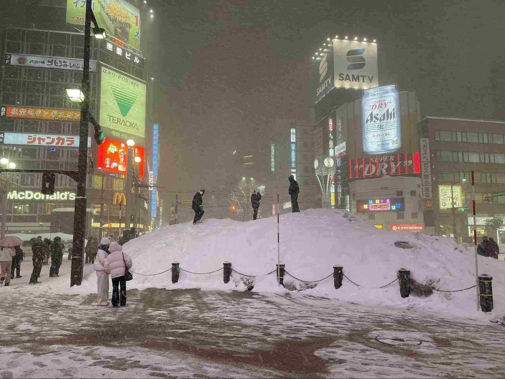北海道・札幌市で撮影された「巨大な雪の山」　観光客の危険行為に「やってはイケナイ」