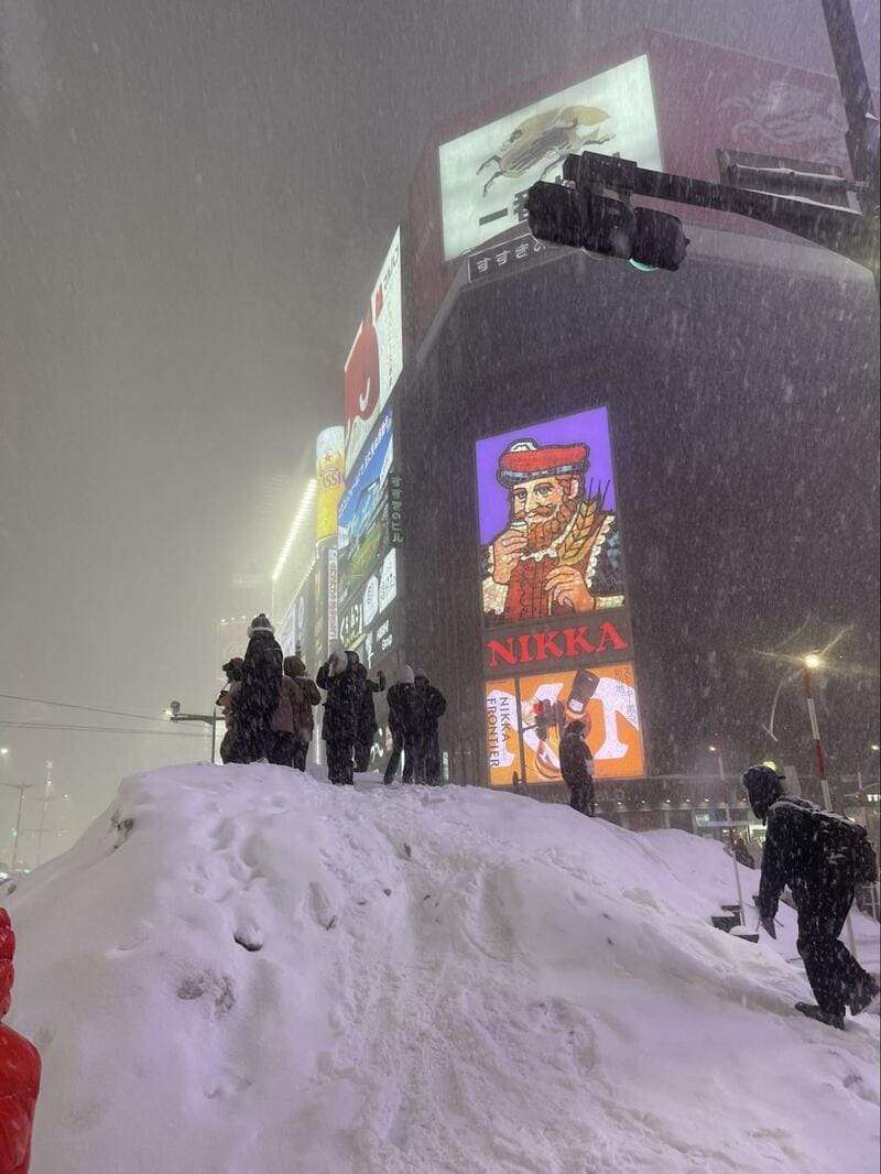 北海道・札幌市で撮影された「巨大な雪の山」　観光客の危険行為に「やってはイケナイ」