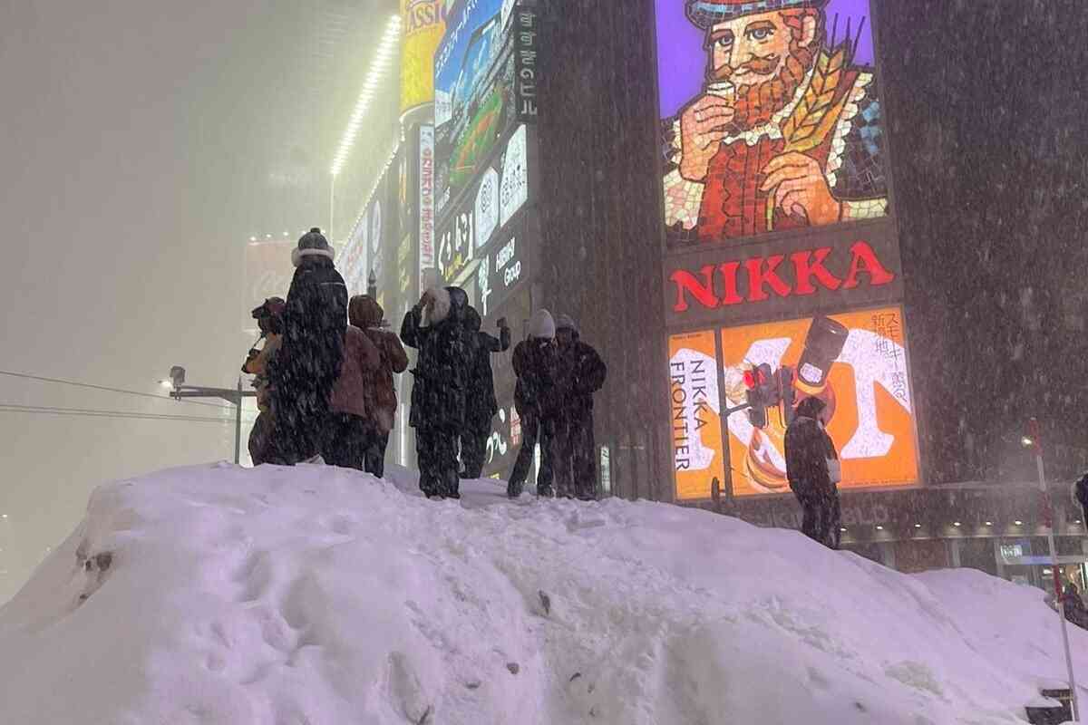 北海道・札幌市で撮影された「巨大な雪の山」　観光客の危険行為に「やってはイケナイ」 | LIMO | くらしとお金の経済メディア