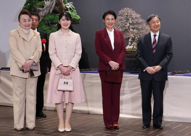 天皇、皇后両陛下と愛子さまが盆栽展を鑑賞　信子さまが案内（朝日新聞） - Yahoo!ニュース