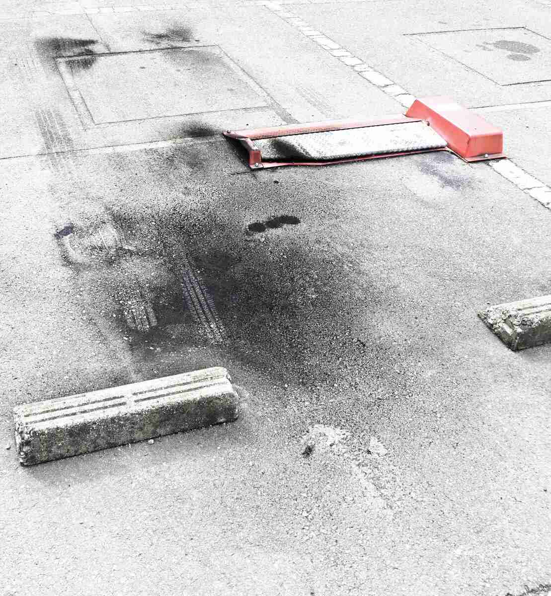 コインパーキングに止まっていた車の中で２人死亡、車両の下に焦げたような跡…「飲みに行く」と上司に伝え翌朝出勤せず、携帯電話の位置情報を基に現場を訪れて発見