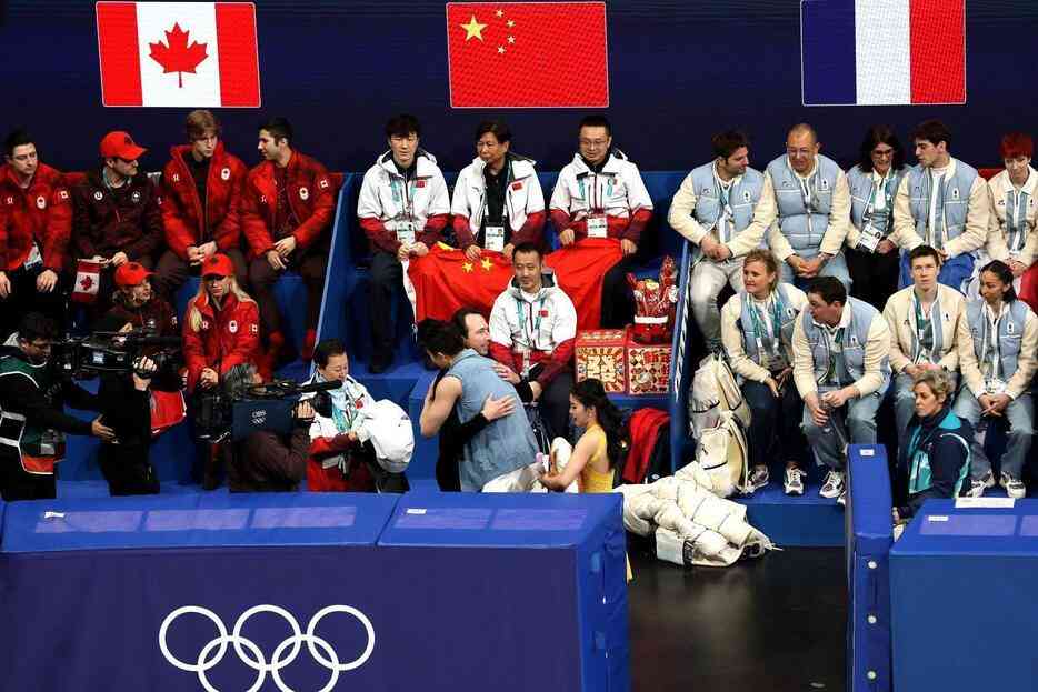 「なんで誰もいないの？」フィギュア団体・女子SP、中国代表席で起きた“異変”に視聴者驚き！「びっくりした」【冬季五輪】 (THE DIGEST) - Yahoo!ニュース