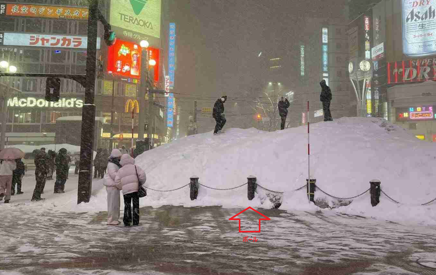 北海道・札幌市で撮影された「巨大な雪の山」　観光客の危険行為に「やってはイケナイ」