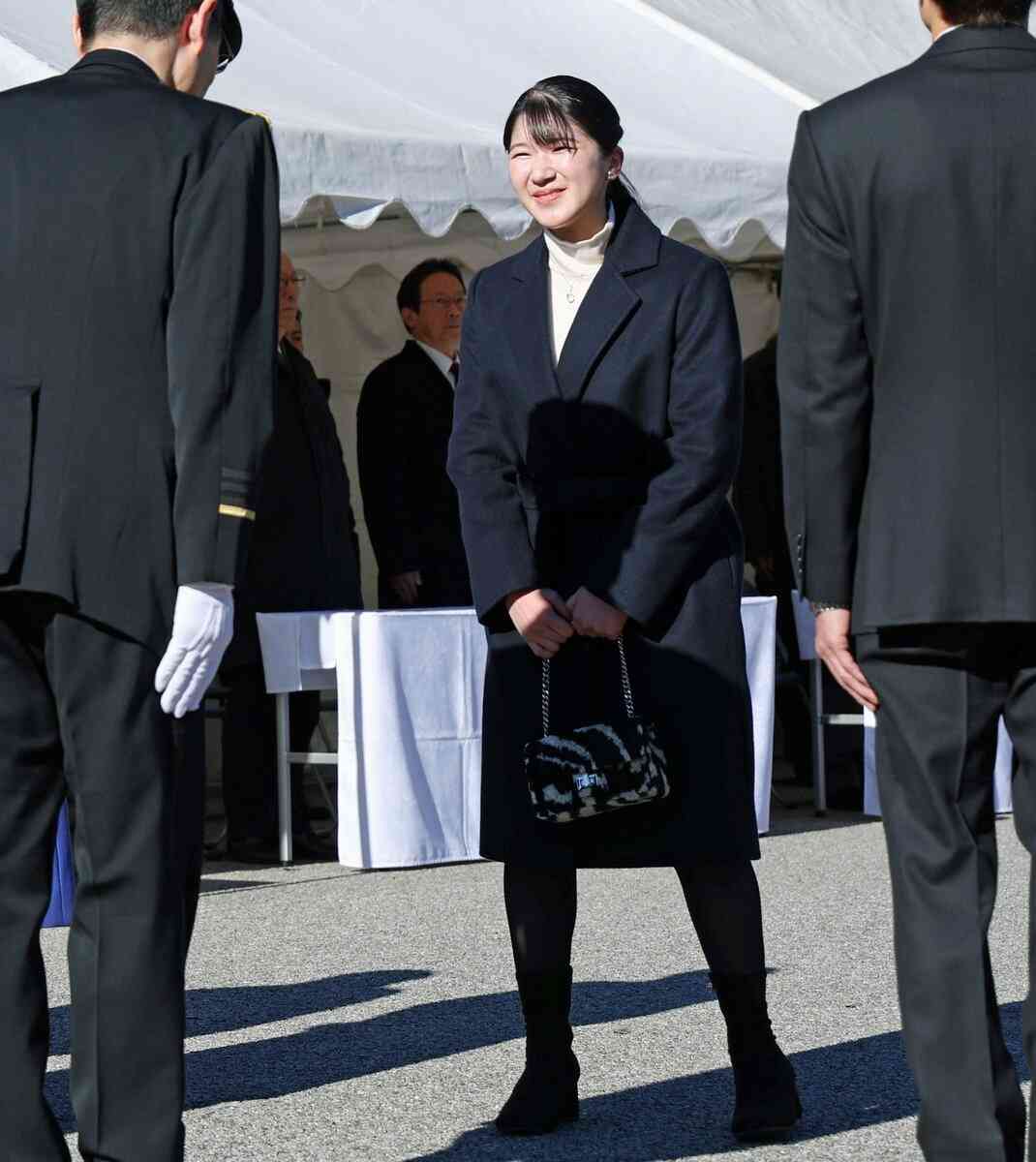 愛子さま、10年愛用のコートからガラリ！　驚きのゼブラ柄バッグを合わせた雅子さまとの絶妙リンクコーデ（AERA DIGITAL） - Yahoo!ニュース