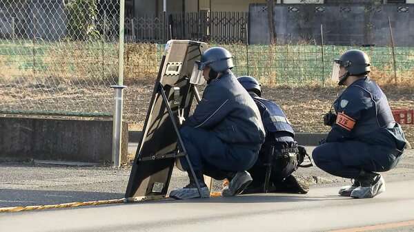 【速報】信金強盗犯が現場に不審な箱残して逃走…片言の日本語の黒い目出し帽の男が現金奪う　警察は爆発物か確認中　群馬・桐生市｜FNNプライムオンライン