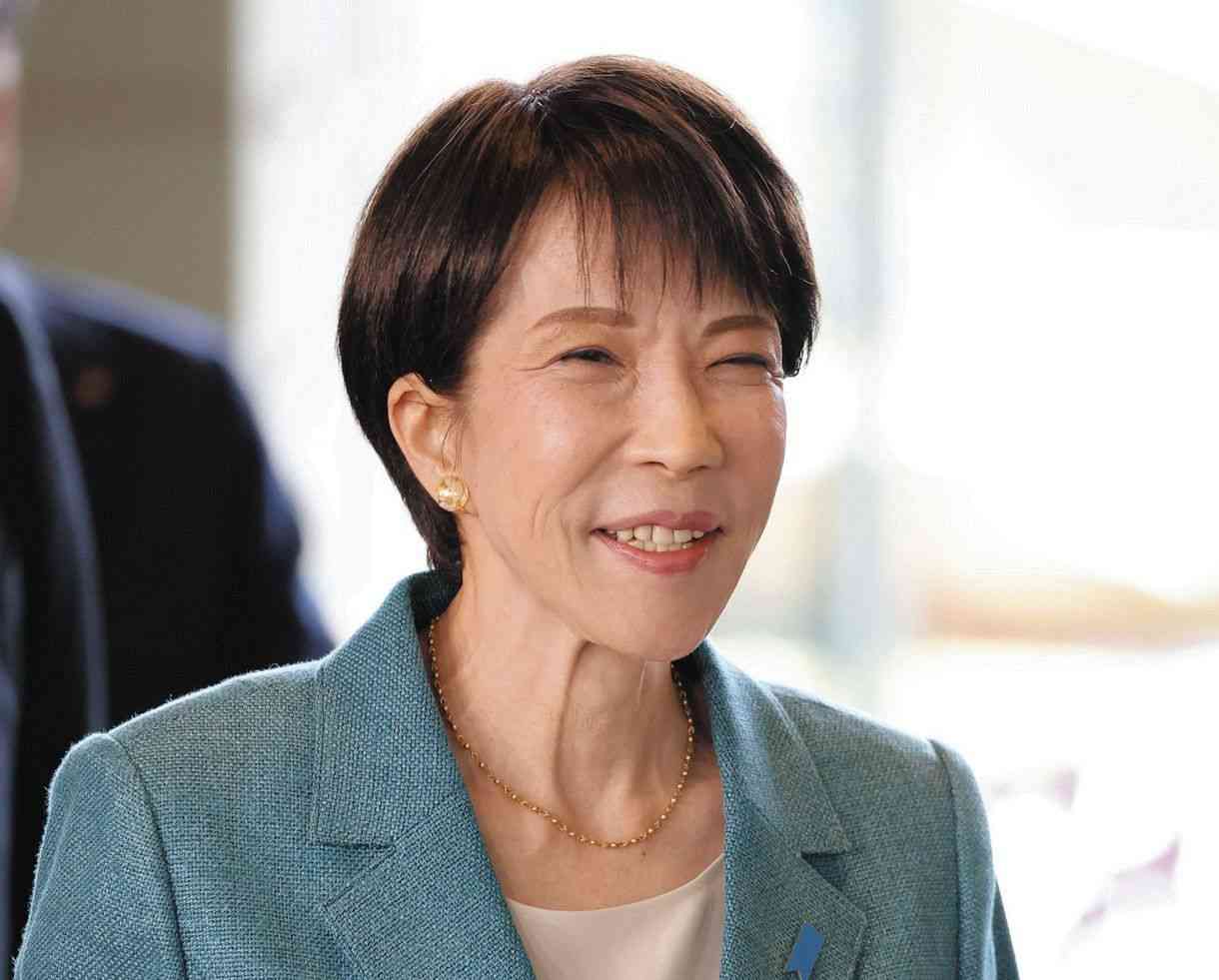 高市早苗首相、ほうれい線撃退の秘密兵器に「ホンマか！」と興奮！　旧知の仲の石井苗子議員が“差し入れ”：中日スポーツ・東京中日スポーツ 