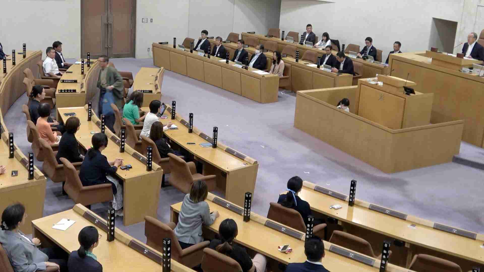 「ふざけるな」と演台を叩いた議員に戒告――杉並区議会「史上初の懲罰」 本人は退席（亀松太郎） - エキスパート - Yahoo!ニュース