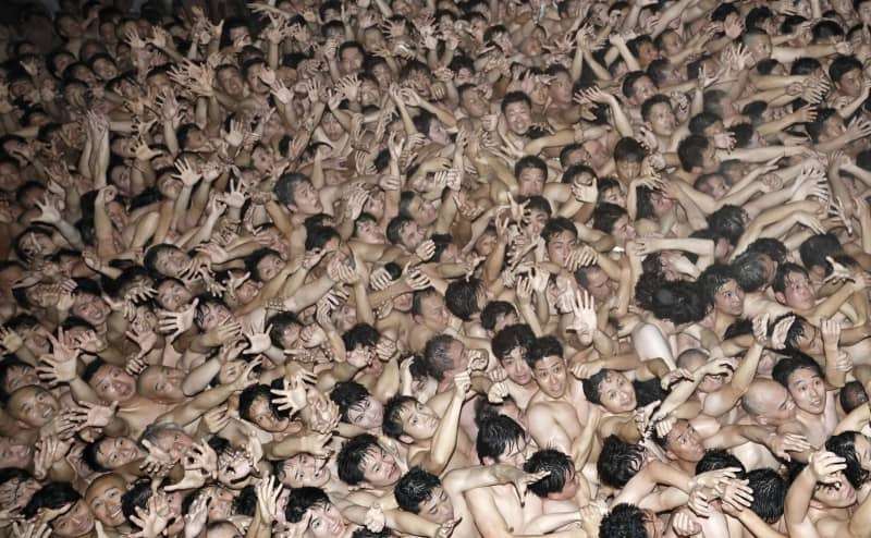 まわし姿で宝木奪い合い　「裸祭り」、3人意識不明