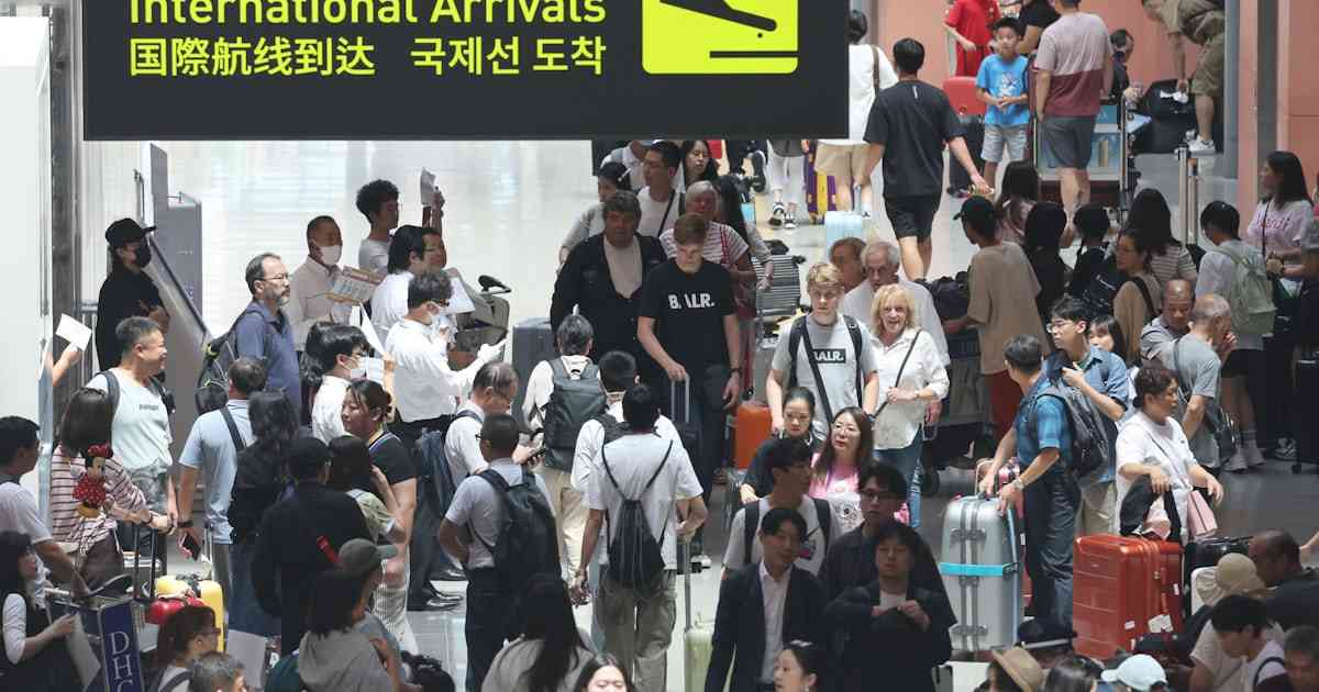 訪日客の事前入国審査必須に　未認証なら搭乗禁止、航空会社に義務 - 日本経済新聞