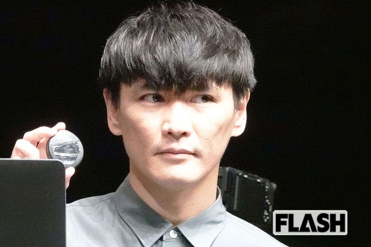 サカナクション山口一郎、“プレゼント開封” 生配信で「不穏な贈り物」に困惑…“謎の棒” には本人も「怖いよ！ 怖い！」 | Smart FLASH/スマフラ[光文社週刊誌]
