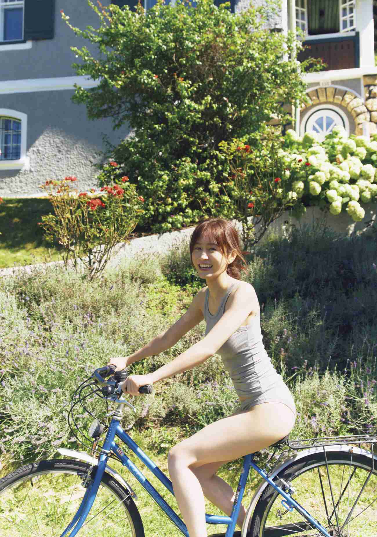 前田敦子、人生最後の写真集「ランジェリーの上にちょっとお肉がのってるみたいのをこだわった」