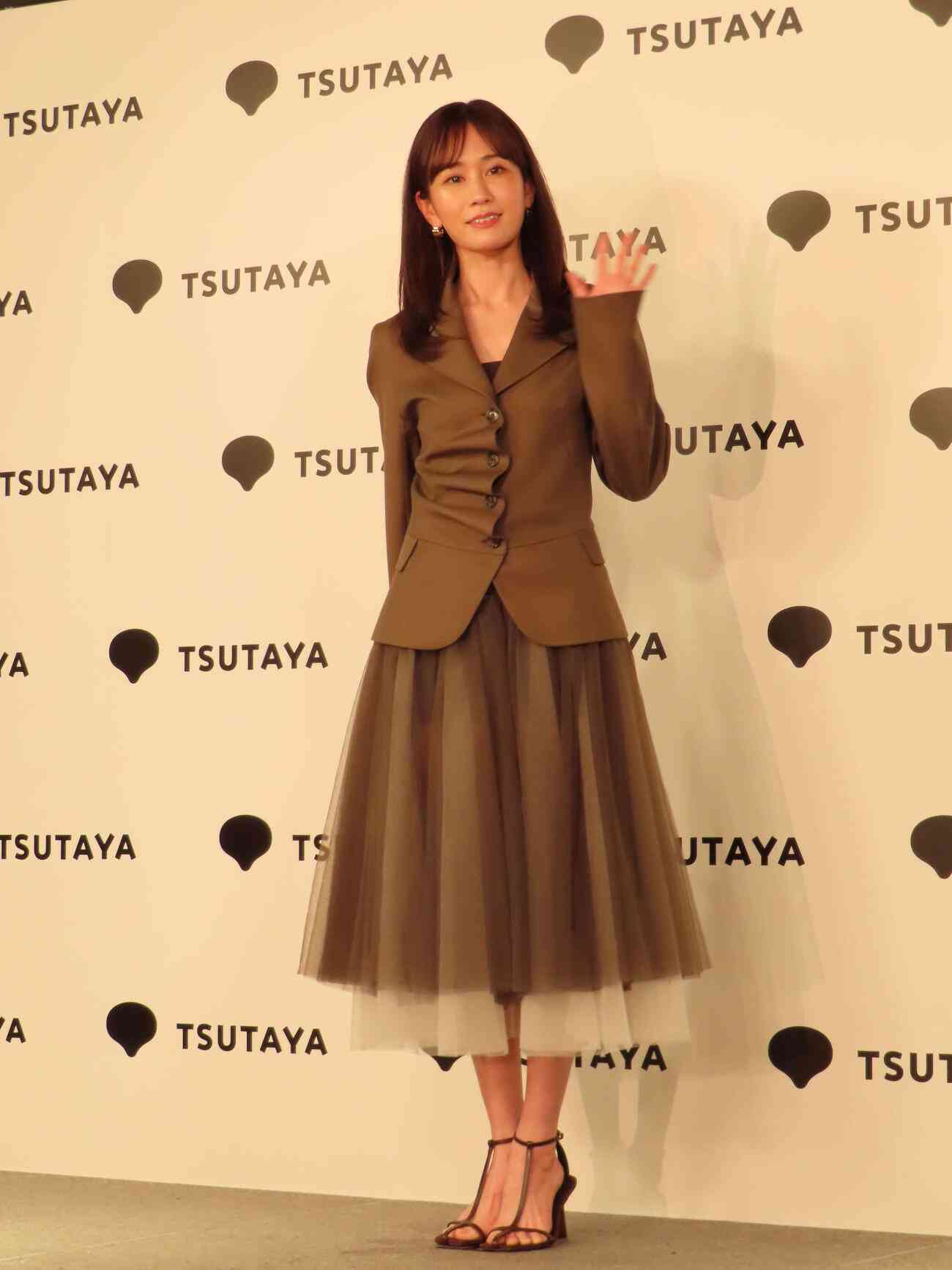 前田敦子、人生最後の写真集「ランジェリーの上にちょっとお肉がのってるみたいのをこだわった」