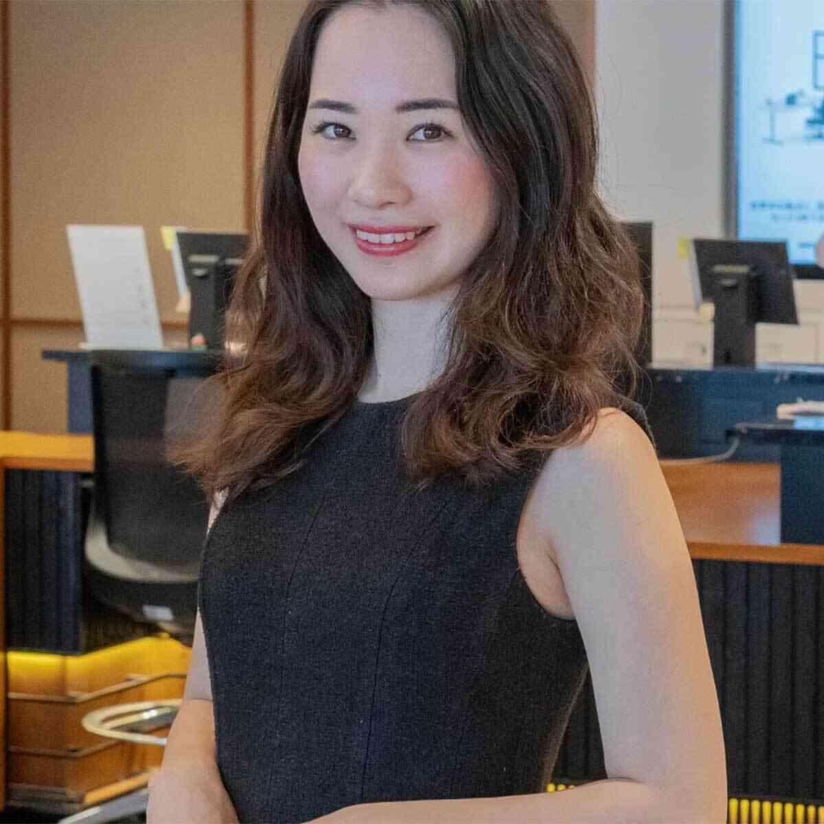 《祖母もインフルエンサー》25歳コンサル女性が衆院選の運動員買収容疑で逮捕…パーティ三昧、高級レストラン通いの「セレブ生活」（女性自身） - Yahoo!ニュース