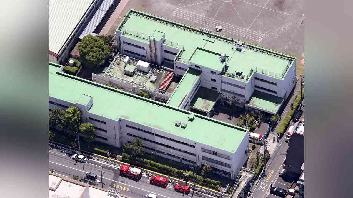 立川小学校襲撃、男２人は瓶をたたきつけ椅子で担任殴る…児童間トラブルで面談した母親と来校 : 読売新聞