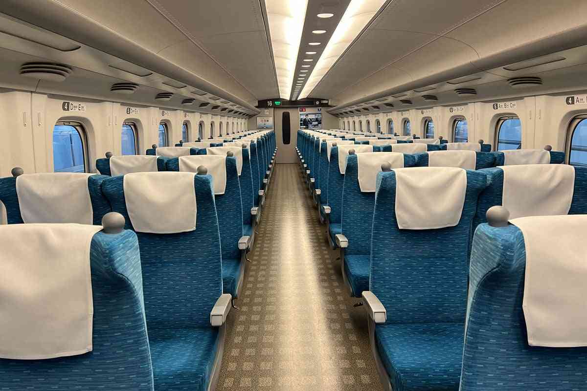 「窓側が空いているのに…」新幹線で“通路側”に座る人はマナー違反？「イラッとする」「相席ブロック」疑惑も | オトナンサー