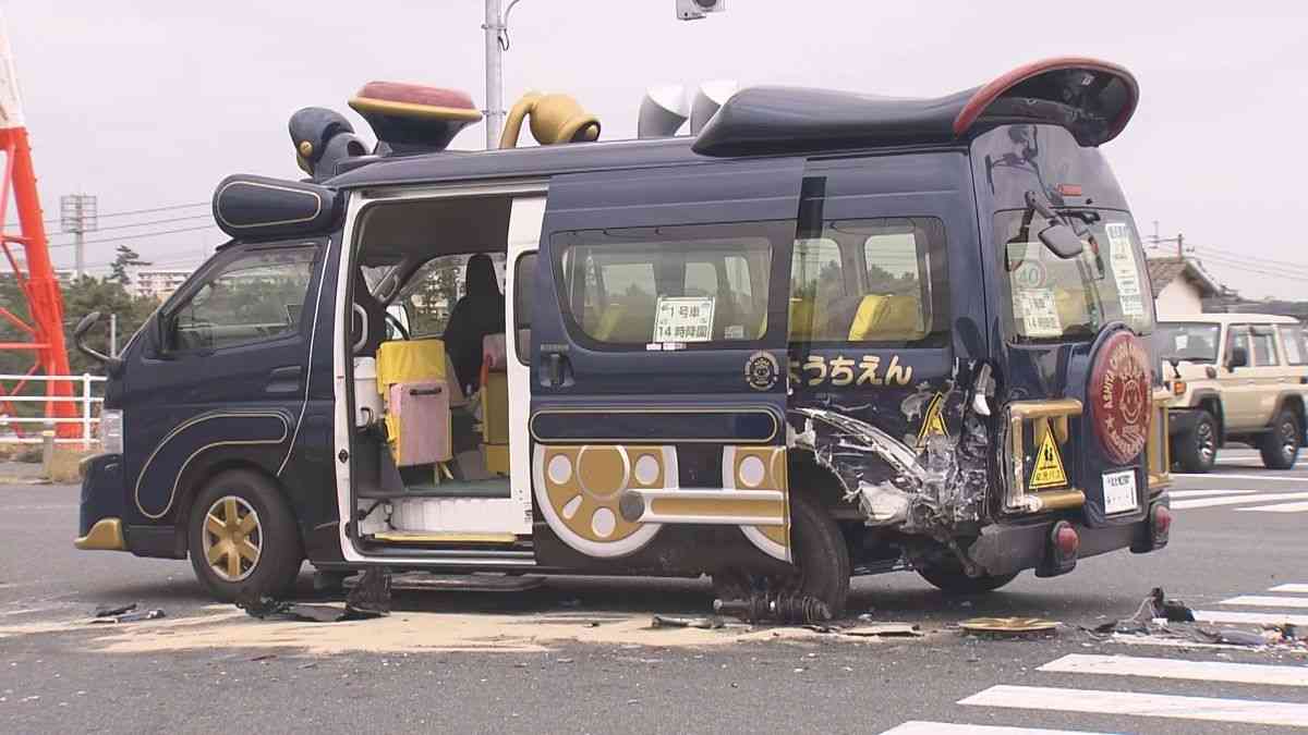 右折レーンの幼稚園バスに後ろから車が衝突　園児9人含む12人を病院に搬送　福岡・遠賀町