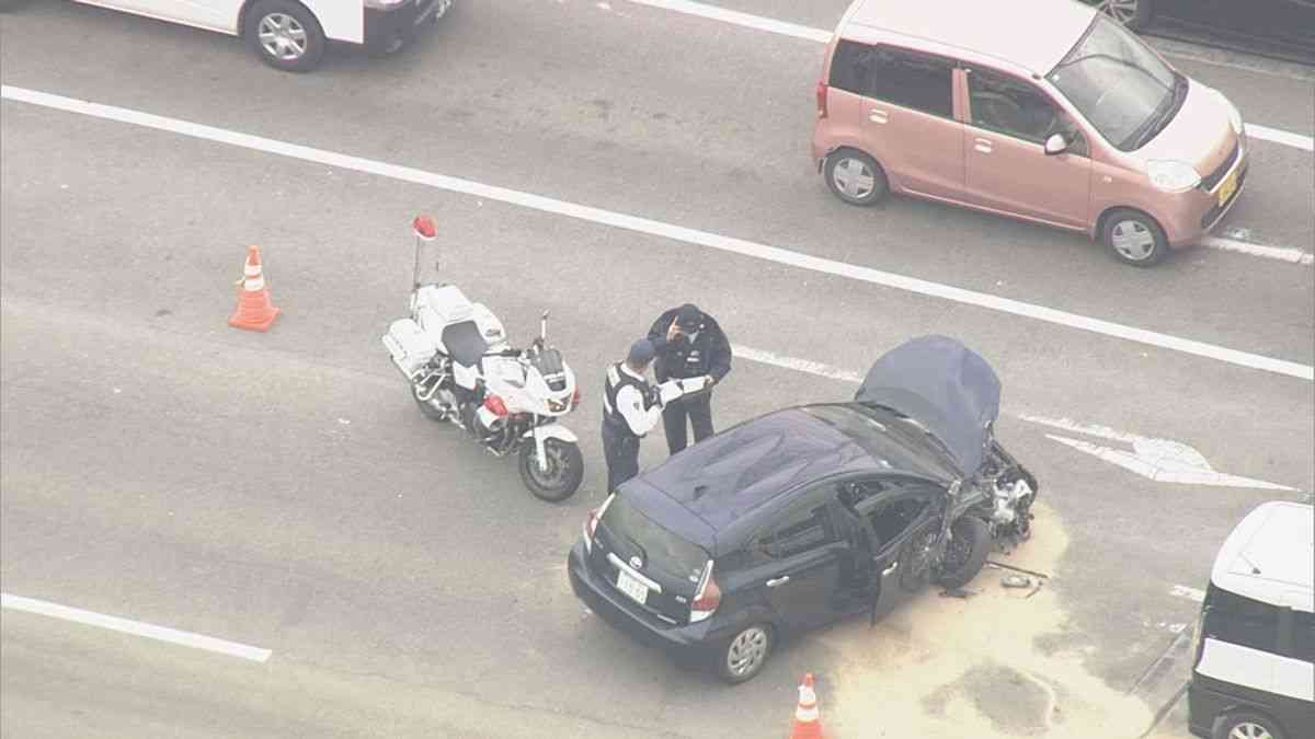 右折レーンの幼稚園バスに後ろから車が衝突　園児9人含む12人を病院に搬送　福岡・遠賀町