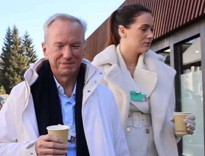 43歳差の億万長者カップルが五輪訪問　70歳元グーグルCEOと27歳作家の交際が独紙で特集