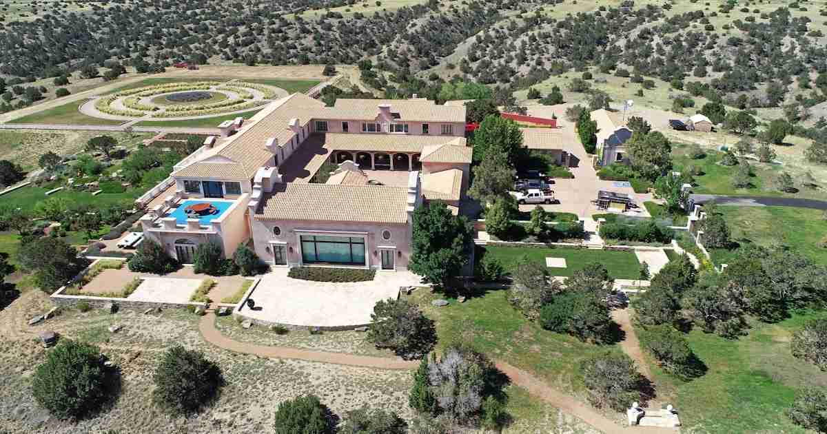 エプスタイン問題、米西部の牧場でも犯行か　ハイアット会長も辞任 - 日本経済新聞