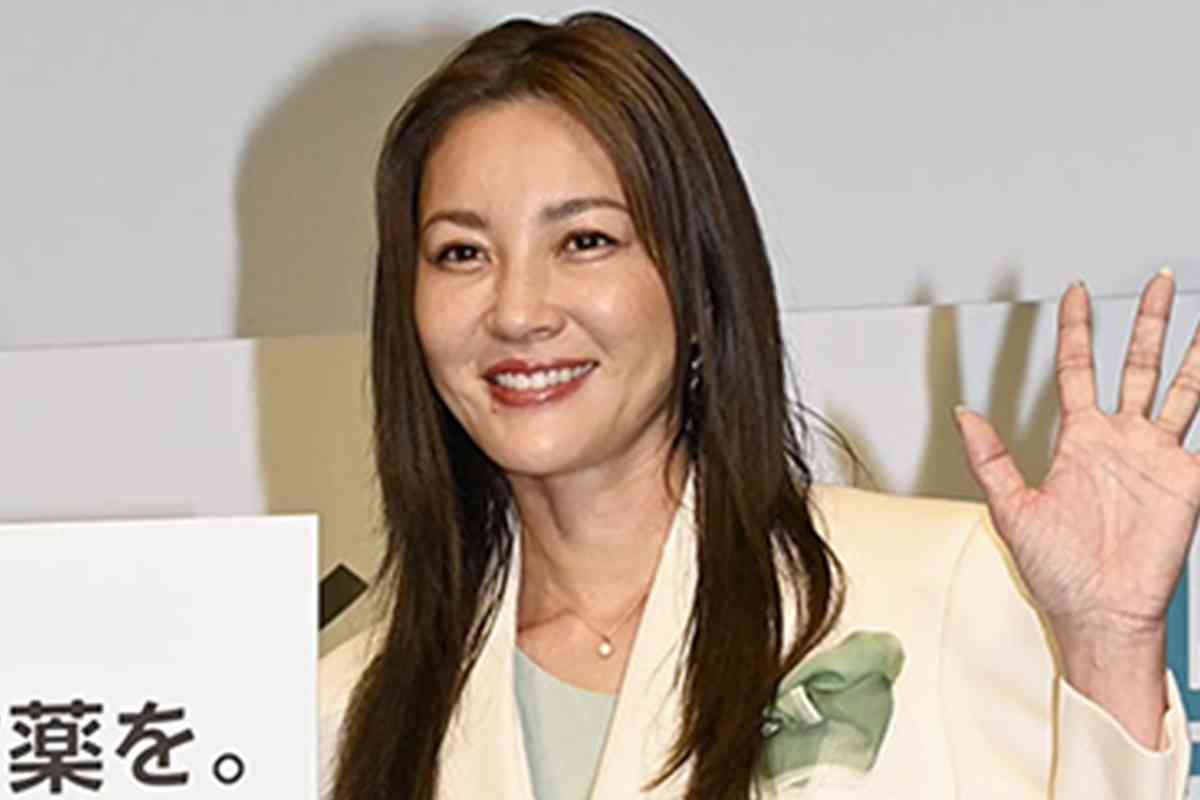 瀬戸朝香、“ほぼ金髪”なハイトーンヘアに「明るすぎ」困惑も…アラフィフ以降の女優たちが金髪を選びがちな理由 | Smart FLASH/スマフラ[光文社週刊誌]