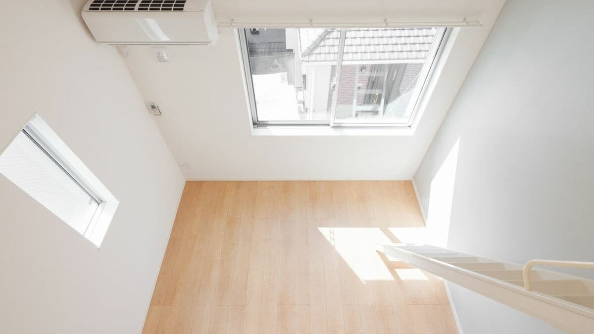 「4畳＋ロフト」の狭小アパートで暮らす〈月収19万円〉22歳新卒の本音。Z世代が「住めば都」と笑顔で語るほど満足なワケ  | ゴールドオンライン