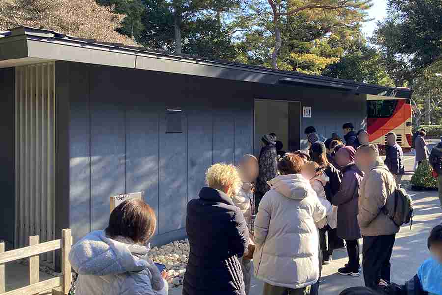 「女子トイレの行列どうにかして！」→解消に国が本腰!? 駅など「便器少ない」設置基準を見直しへ…なぜ今なのか？ | 乗りものニュース