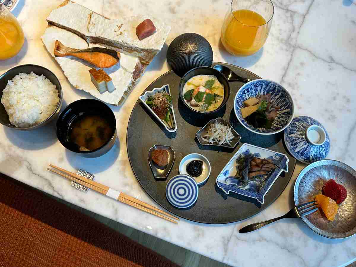 ｢1泊30万超え｣｢眼下には東京駅の線路とビル群の絶景｣はまさに貴族の食事！ブルガリホテル東京｢1万円モーニング｣に大感動の朝