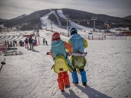 日中緊張で中国スキー場に客殺到－混雑で「滑る気すら起きない」の声（Bloomberg） - Yahoo!ニュース