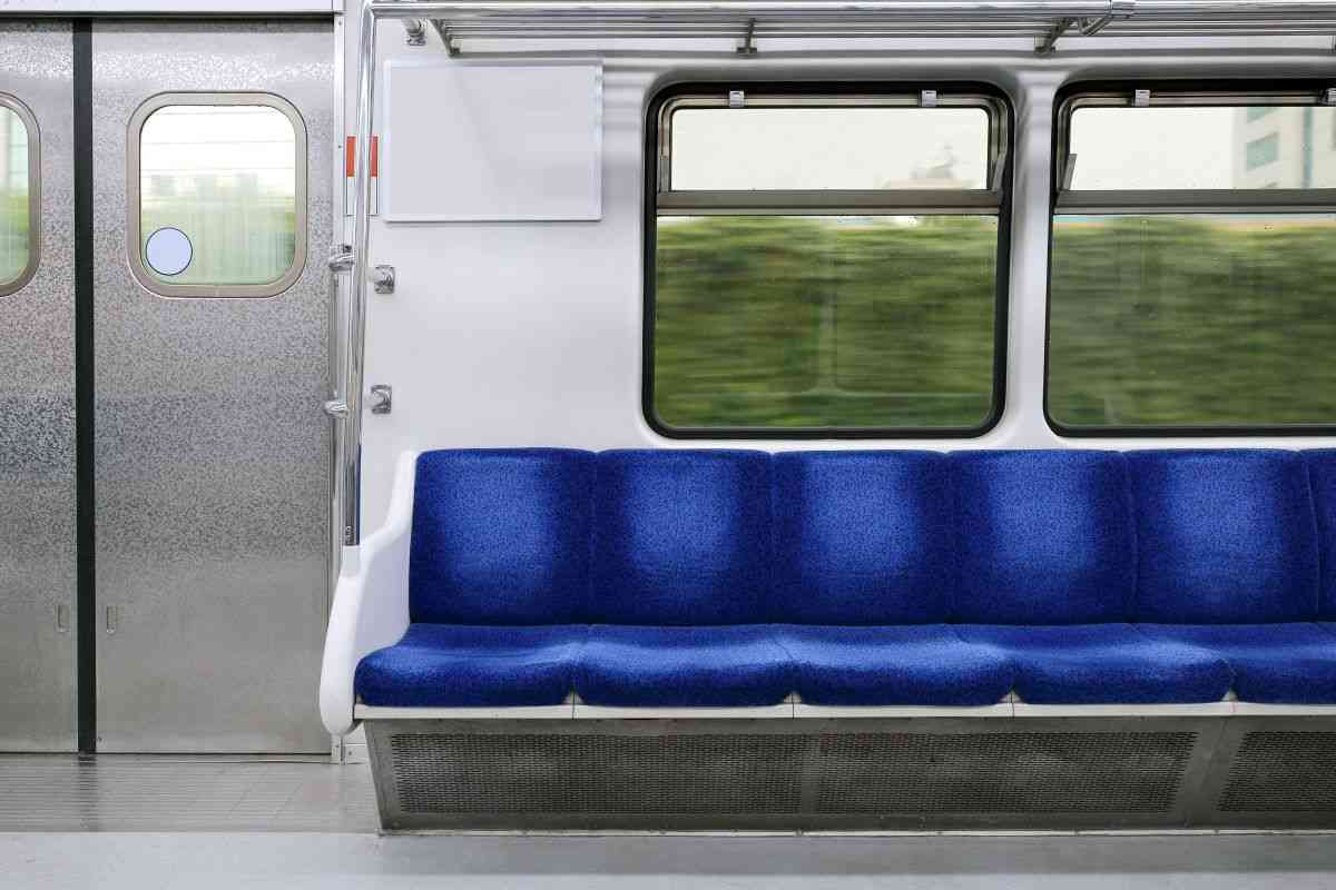 「目の前でスカートをまくり上げて…」電車内で女子高生がで着替えとメイク直し。制服下ジャージ姿に「ダサいし恥じらいもない」の声【専門家助言】 | FORZA STYLE｜ファッション＆ライフスタイル[フォルツァスタイル]