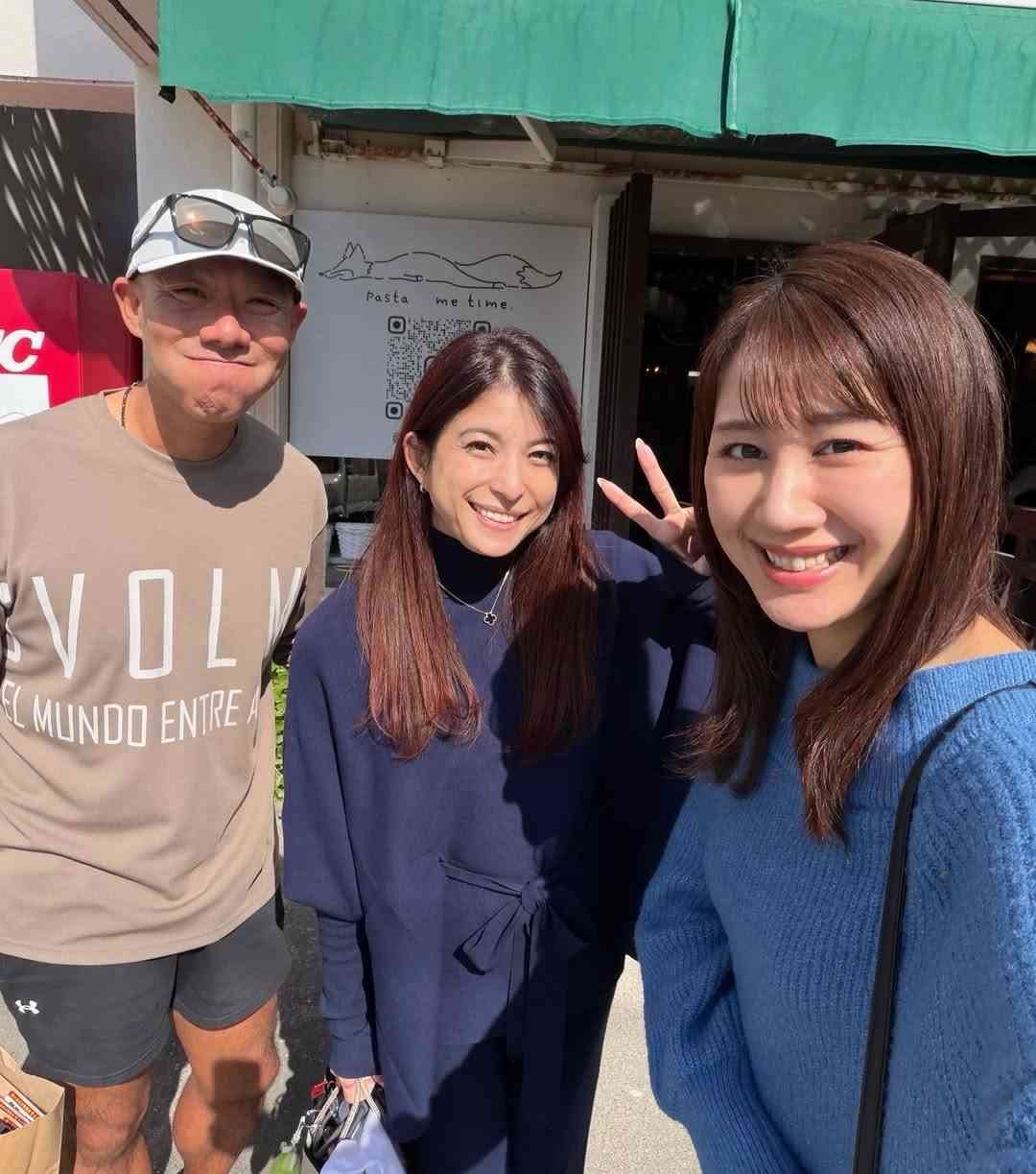 上原多香子〝笑顔でピース〟久しぶりの姿に「元気そうで何より」「やっぱり沖縄は素敵」「仁絵さん顔を出しているかな？」