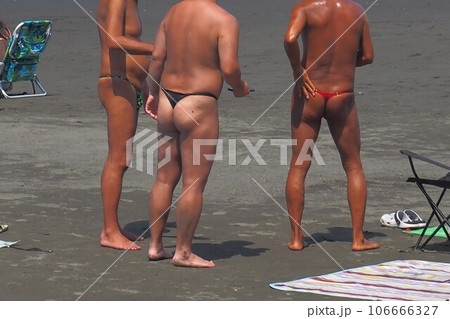Tバックビキニでビーチ遊ぶ男性達　夏風景の写真素材 [106666327] - PIXTA