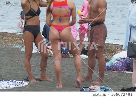ビーチで遊ぶ水着Tバックビキニ女性　夏風景の写真素材 [106672491] - PIXTA