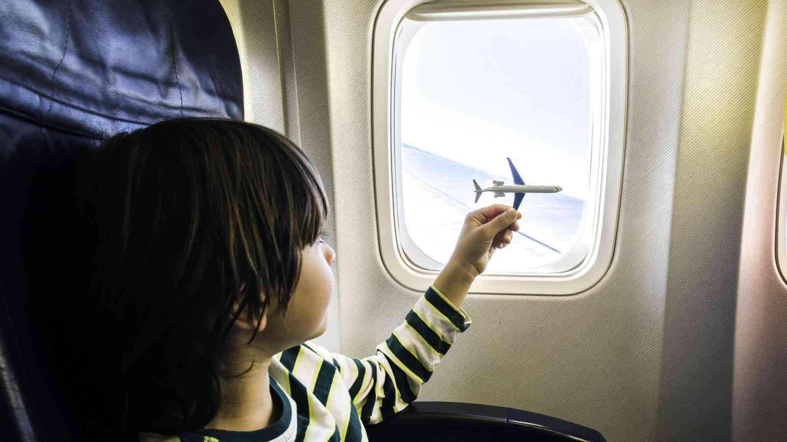 「幼い子供の料金を払わず飛行機に搭乗したら、子供だけ家族と離れた席に座らされた」 | クーリエ・ジャポン