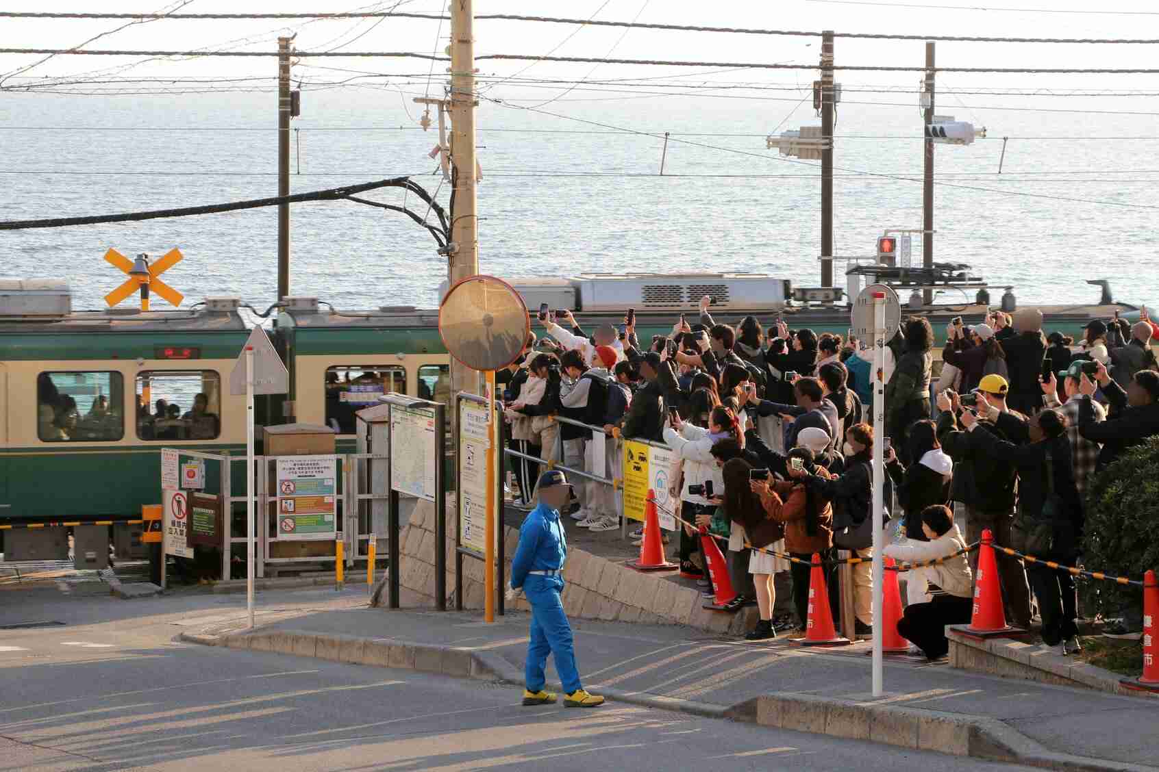 鎌倉「スラムダンク」踏切のいま　市が対策するも止まない外国人観光客の「マナー違反」に「注意してもキリがない」と住民