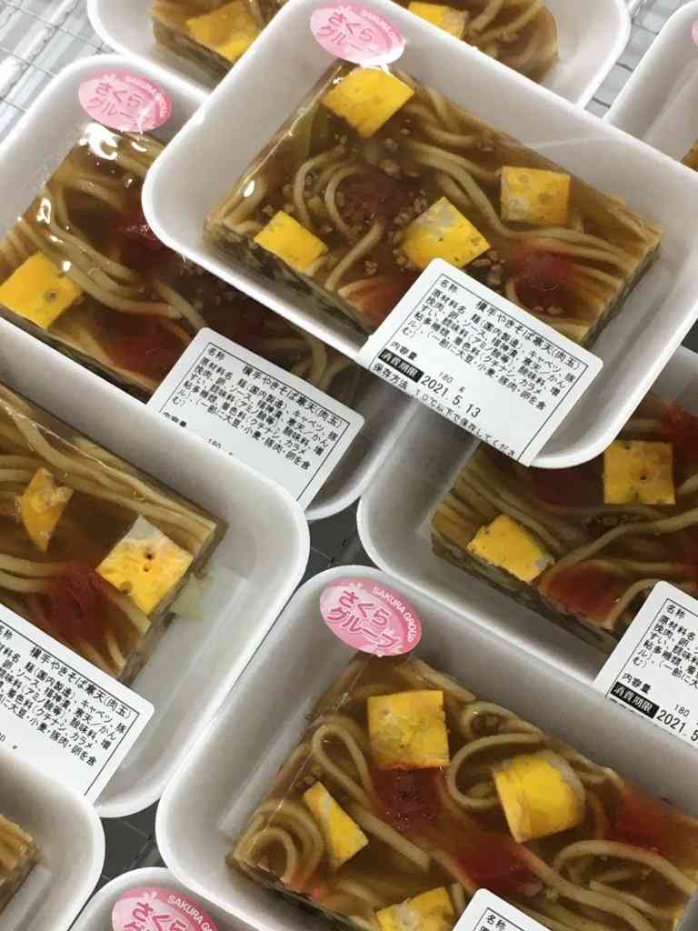 秋田県のスーパーで寒天が異様に充実している、というか…溶き卵にポテサラ、あらゆるものが寒天化されており不思議な風景が広がっている「伝統的地元料理です」