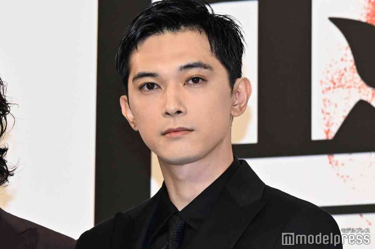 「顔がヴィトンとはこのことか」吉沢亮、1990円『マンガUT』着用姿が異次元のカッコよさ「吉沢亮が着るUNIQLOはもう、DIORなんよ」