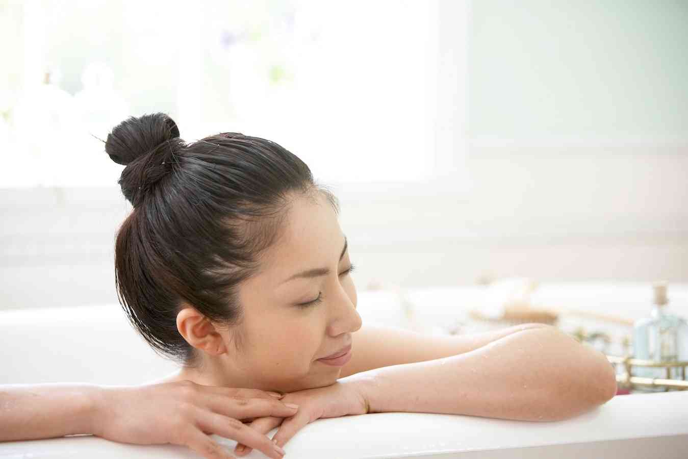 焼きミョウバン風呂で体臭予防！アロマを使った入浴剤 [アロマテラピー] All About