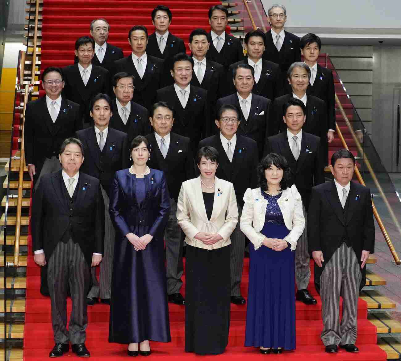 小泉進次郎防衛相ファインプレー 官邸での記念撮影時に高市首相のドレスのすそを素早く直す