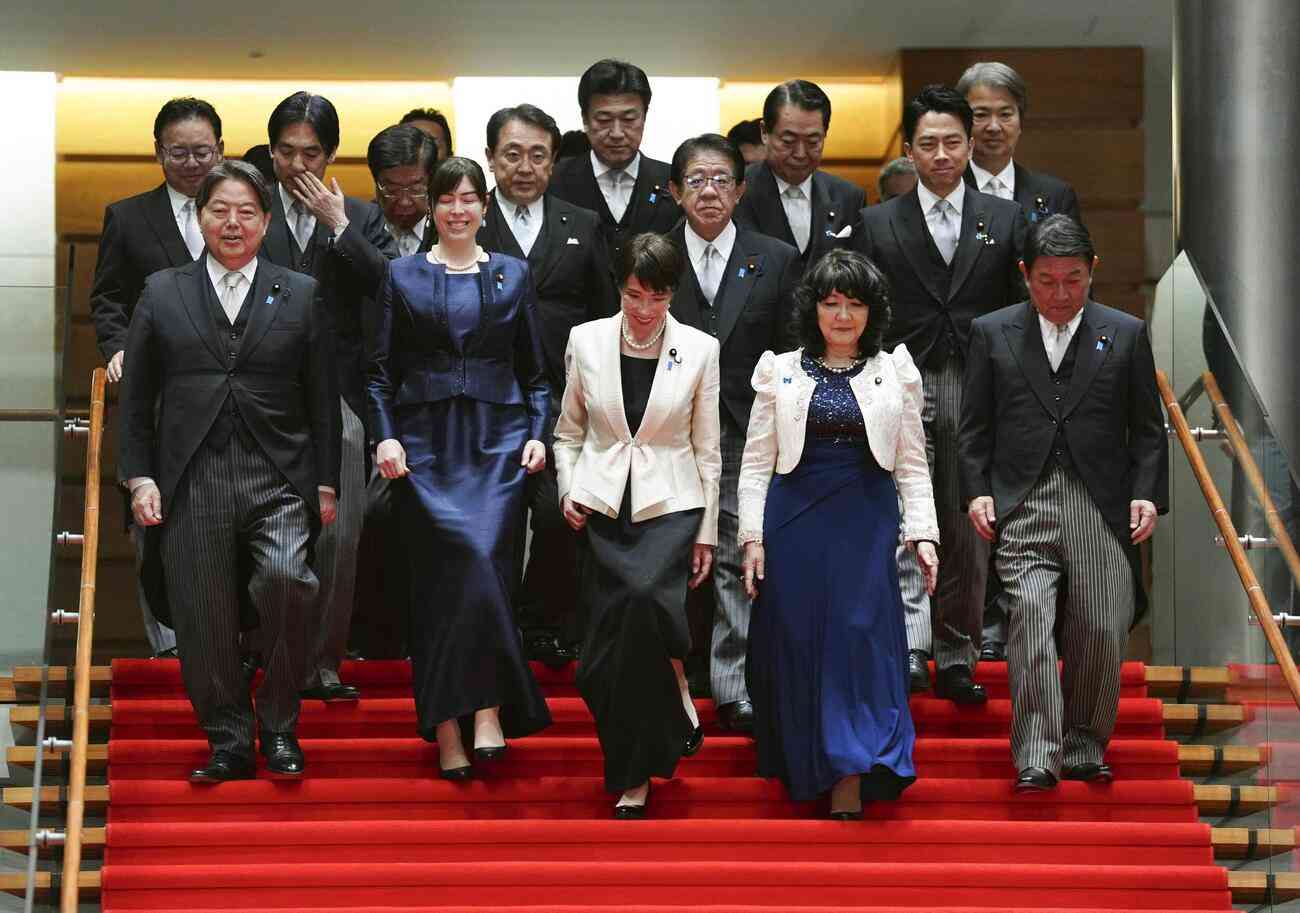 小泉進次郎防衛相ファインプレー 官邸での記念撮影時に高市首相のドレスのすそを素早く直す