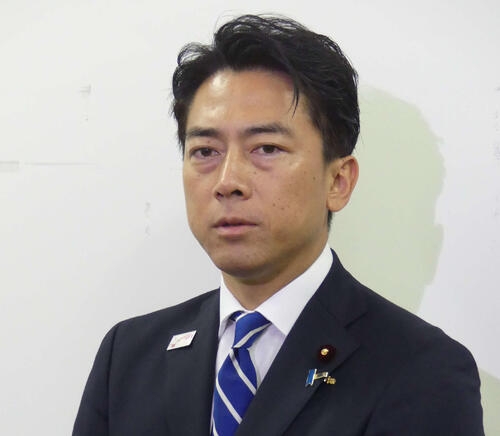 小泉進次郎防衛相ファインプレー　官邸での記念撮影時に高市首相のドレスのすそを素早く直す - 政治 : 日刊スポーツ