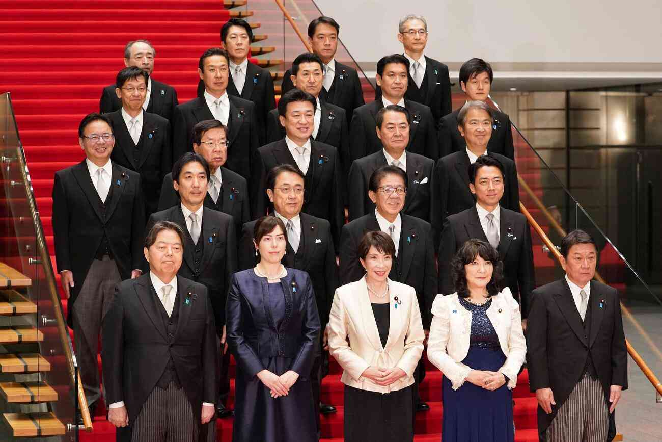 小泉進次郎防衛相ファインプレー　官邸での記念撮影時に高市首相のドレスのすそを素早く直す