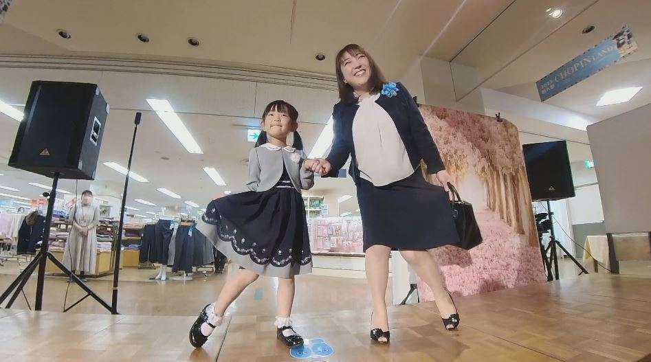 大型店が閉店…恒例の「入学式向けファッションショー」に開催の危機　“仲間”の協力で無事開催　新1年生がランウェイを歩いてかわいくポーズ