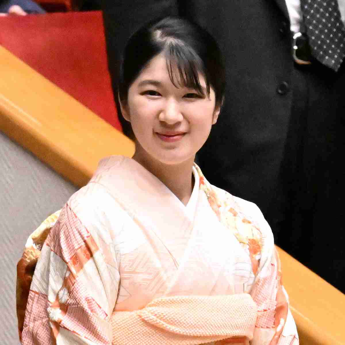 《再び手首に白い糸を》愛子さま　民族衣装を再びお召しに…どこにも報じられなかった「ラオスへの感謝」（女性自身） - Yahoo!ニュース