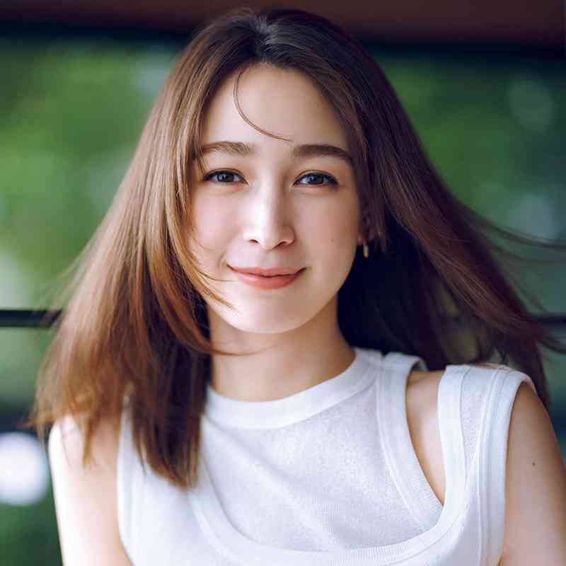 父はルイ・ヴィトンジャパン元社長、姉はハリウッド女優、母はジャーナリスト…昨年結婚した藤井サチ〝姉妹ショット〟に反響「お姉ちゃんいたんだ」「最高」