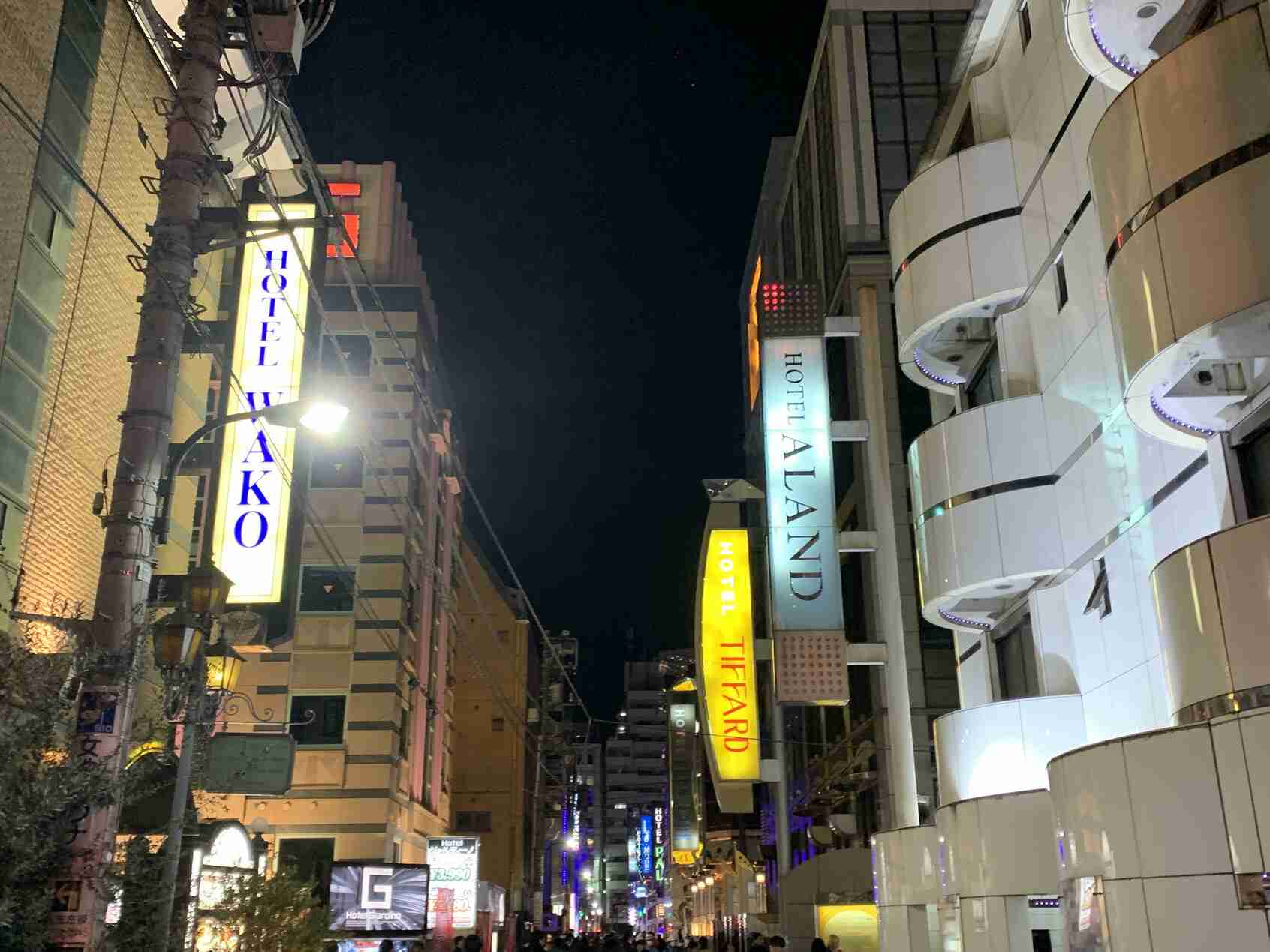 「妻子にバレたら全て失う」 それでも男性たちは歌舞伎町の路上で女性を「買う」