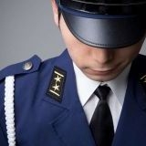 私の知人、普段からこの手の詐欺は「許せない！絶対に捕まえてやる！私元ジャーナリスト（テレビ局でバイトしてたらしい）だから！」と意気込んでたけど、いざ自分のとこに電話（カード詐欺にあなたのカードが使われています）がかかってきたら、逆に「私のカードが犯罪に！これは解決に協力しなければ…！」というスイッチが入って、個人情報を洗いざらいダダ流ししてしまったらしい。もー聞くからに巷で話題の警察詐欺丸出しの内容だったんだけど、正義感強くて自分は大丈夫と思ってる人って危ういなと思ったよ。未だに「あれは詐欺ではなく本当.