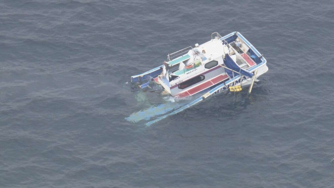貨物船と遊漁船が衝突 13人が海に投げ出される 2人心肺停止 2人行方不明 9人ケガか 遊漁船は2つに割れて“沈没” 三重・鳥羽市