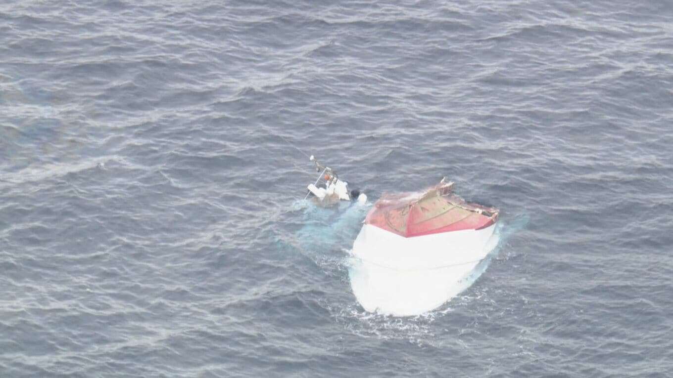 貨物船と遊漁船が衝突 13人が海に投げ出される 2人心肺停止 2人行方不明 9人ケガか 遊漁船は2つに割れて“沈没” 三重・鳥羽市