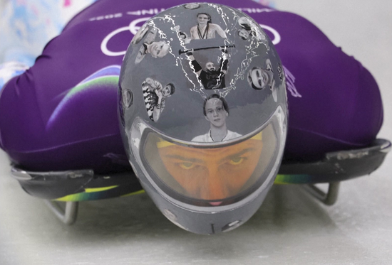戦争で死亡の選手写真ヘルメットを着用のウクライナ選手が失格に…オリンピックでの追悼表現認めず