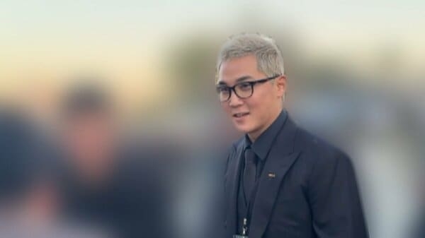 【速報】「XG」プロデューサーのSIMON容疑者を違法薬物に関与した疑いで逮捕　警視庁｜FNNプライムオンライン